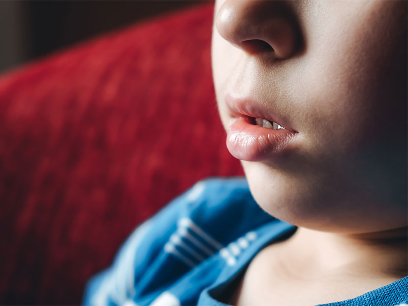 Bambino che respira con la bocca aperta