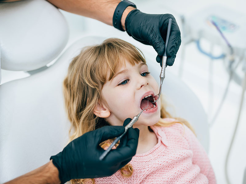 Prima visita dentistica su una bambina